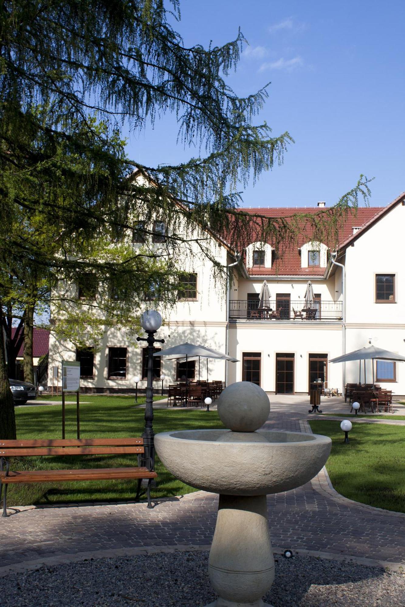 Hotel Modrzewiowy Dwor Gliwice Exteriör bild
