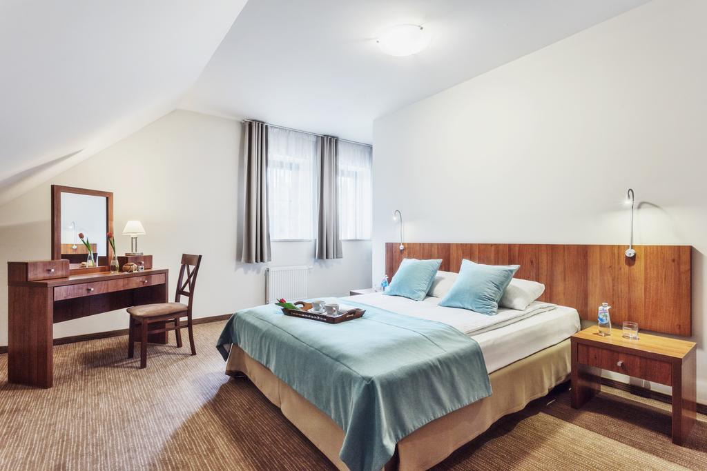 Hotel Modrzewiowy Dwor Gliwice Exteriör bild