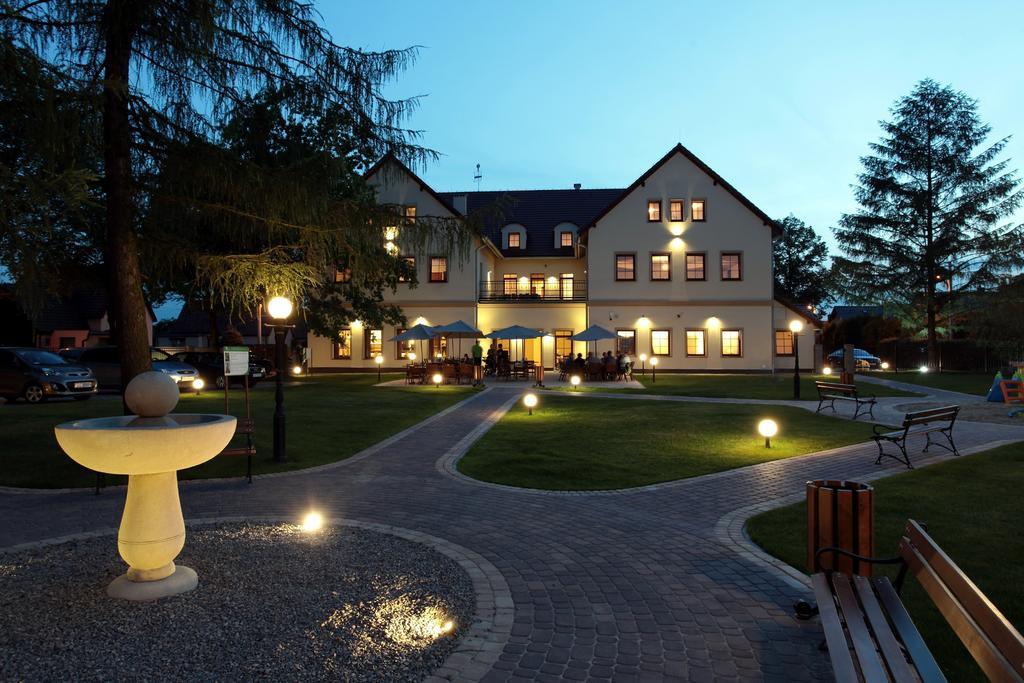 Hotel Modrzewiowy Dwor Gliwice Exteriör bild